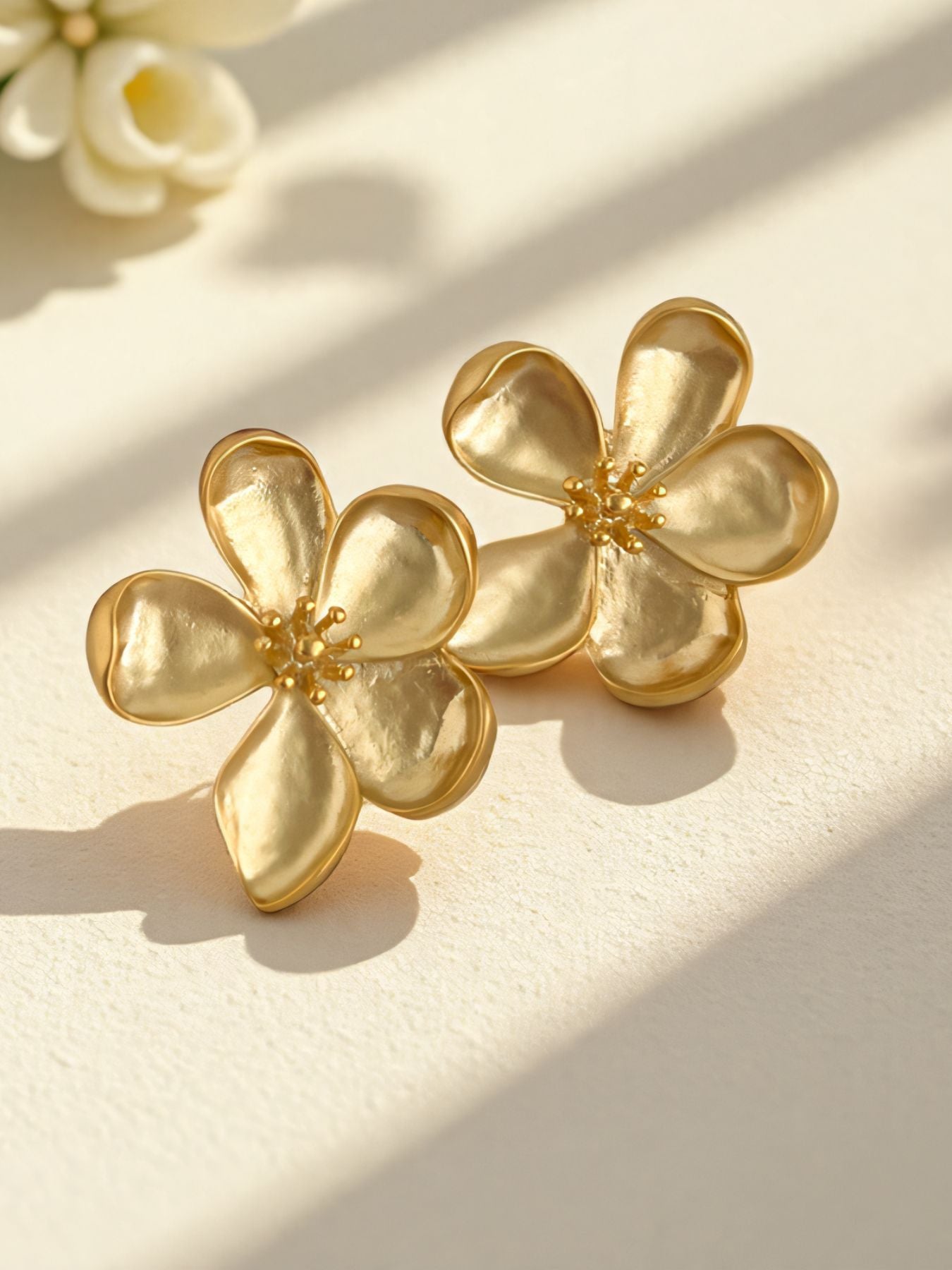 Wholesale Blue flower pearl petal earrings