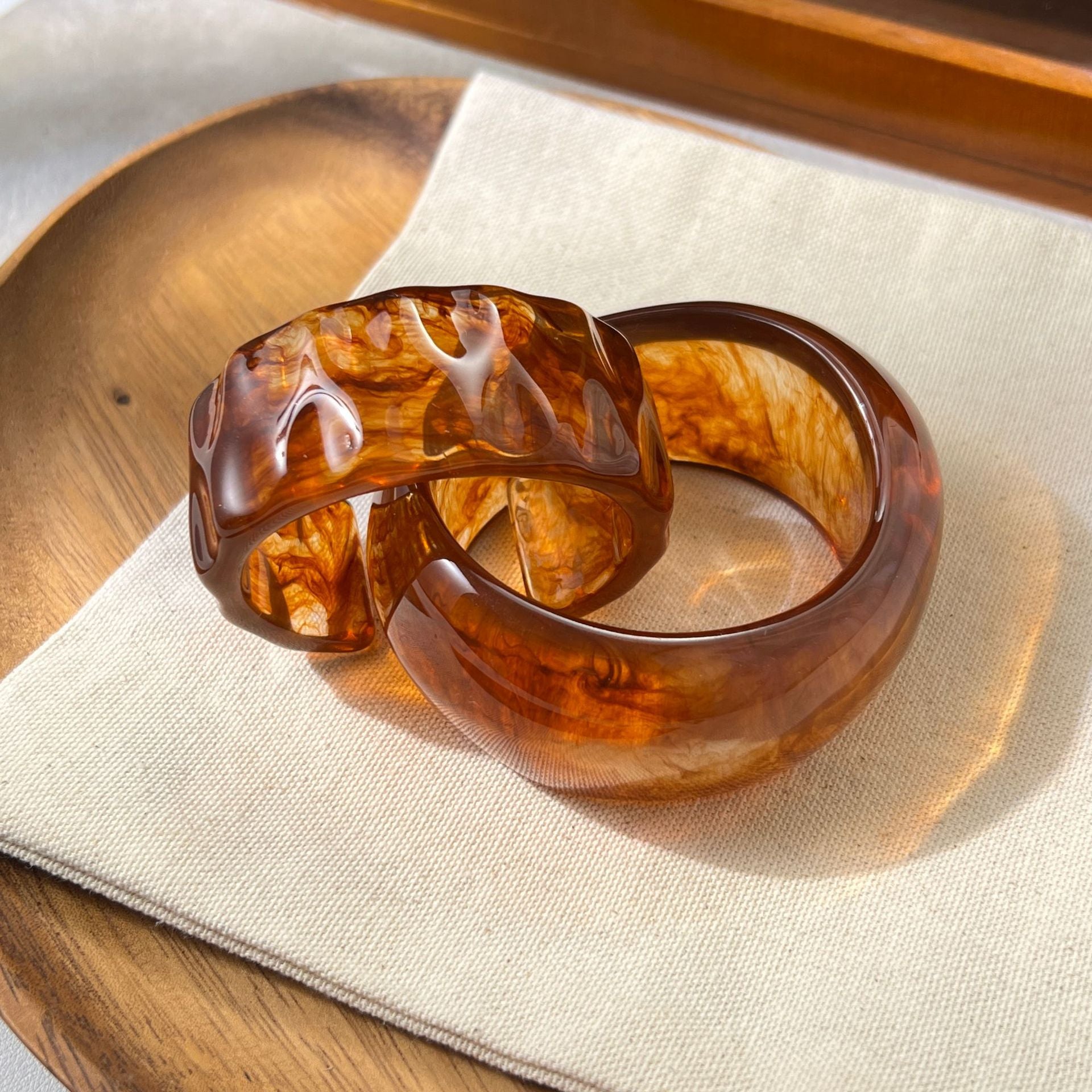 Wholesale New resin acrylic niche wide bracelet retro minimalist fashion cold style amber bracelet