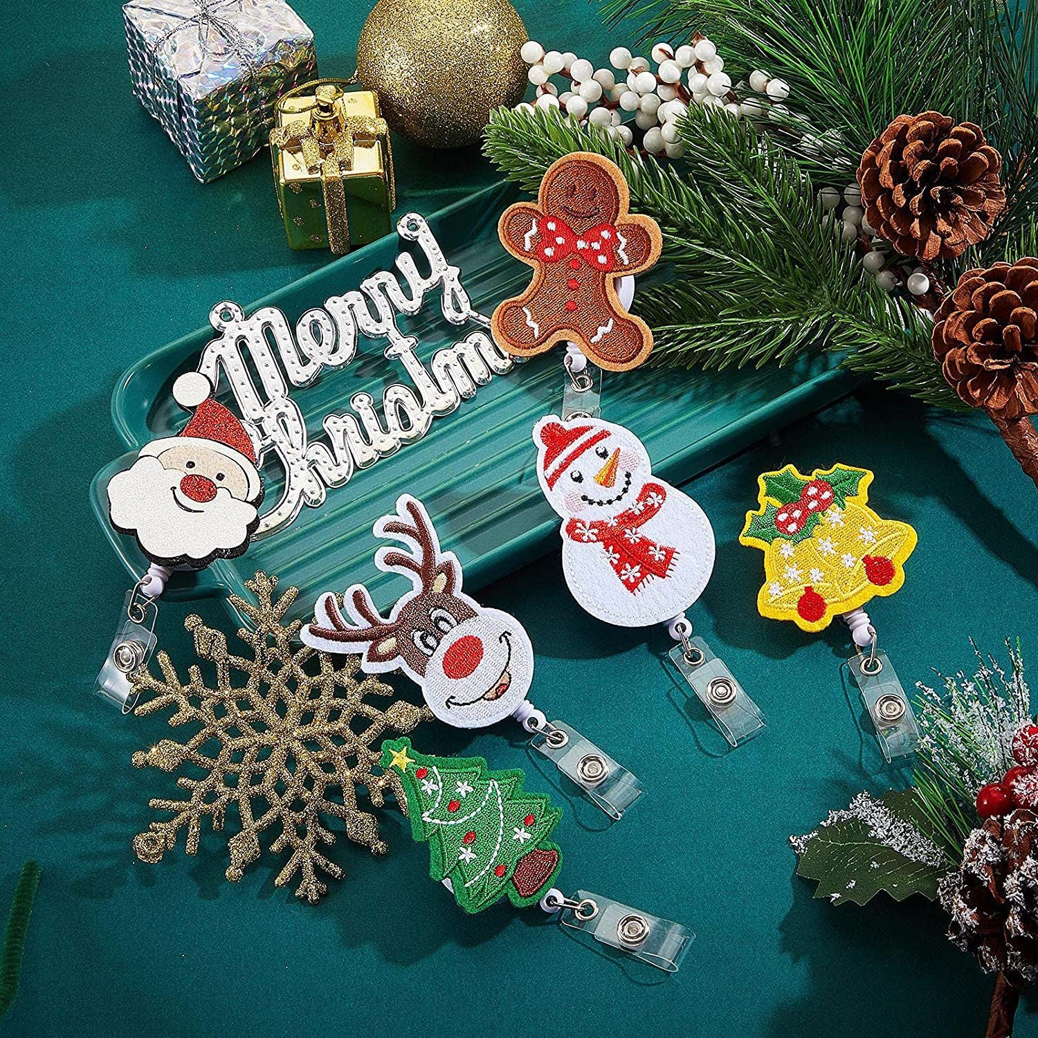 Wholesale ABS Christmas Felt Fabric Embroidered Gingerbread Man Christmas Tree Badge Scroll Extendable Keychain