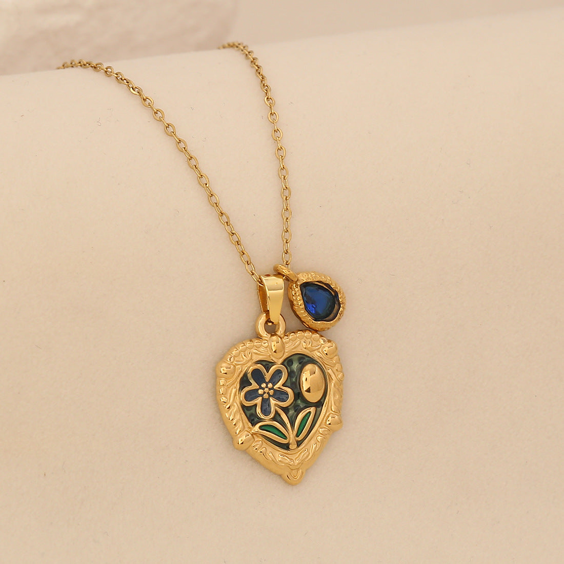 Wholesale   Rose Heart-Shaped Pendant Necklace Retro Accessible Luxury Necklace