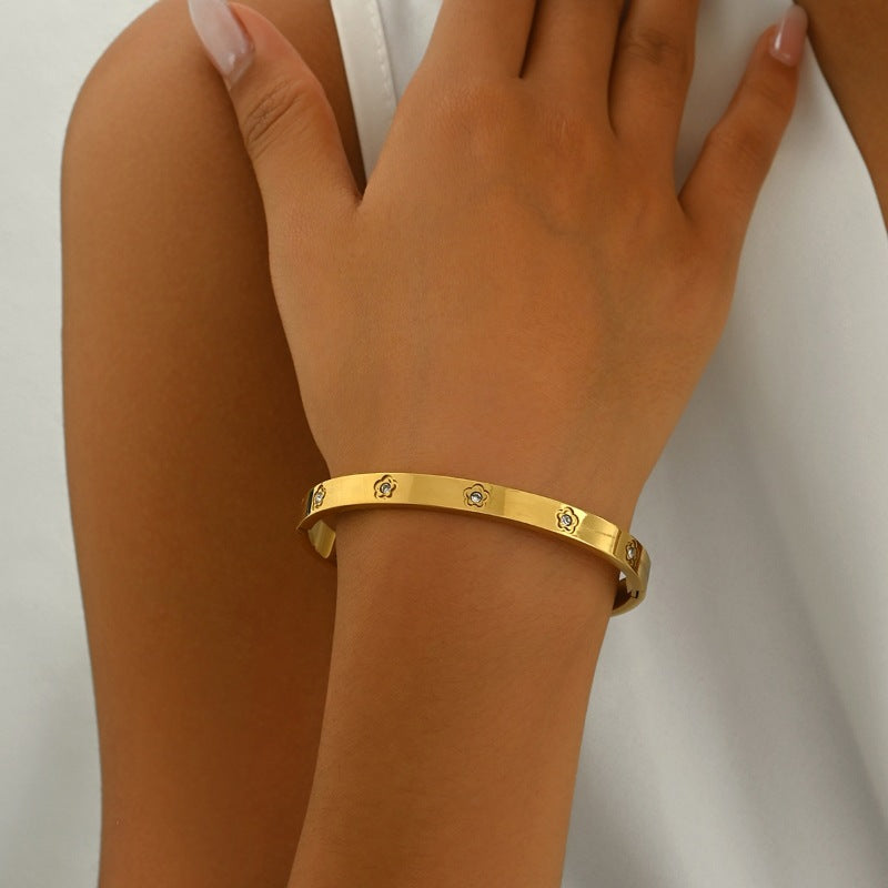 Wholesale Stainless steel four leaf clover inlaid with artificial zircon gold bracelet