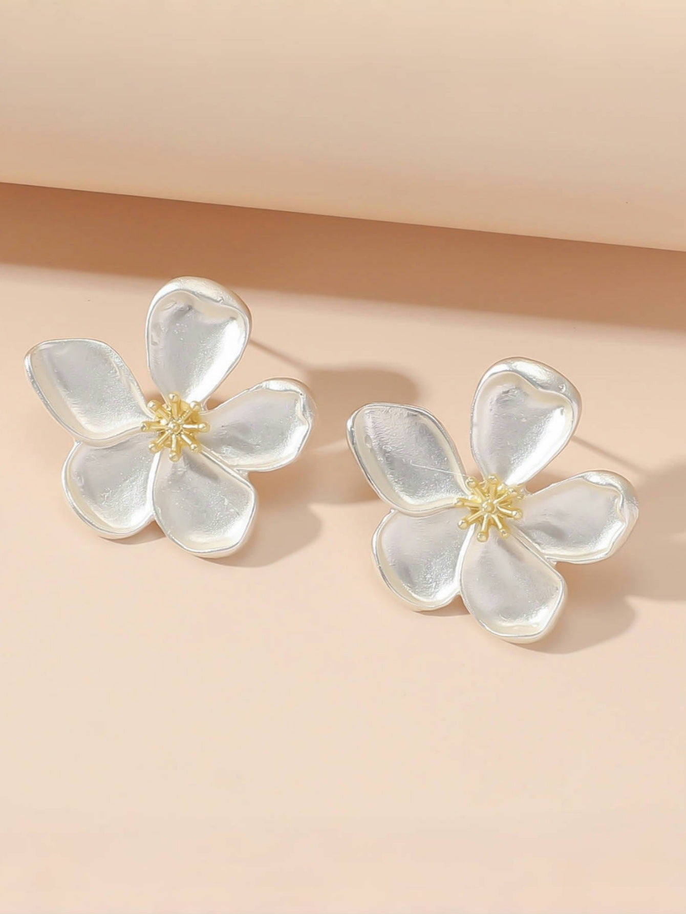 Wholesale Blue flower pearl petal earrings