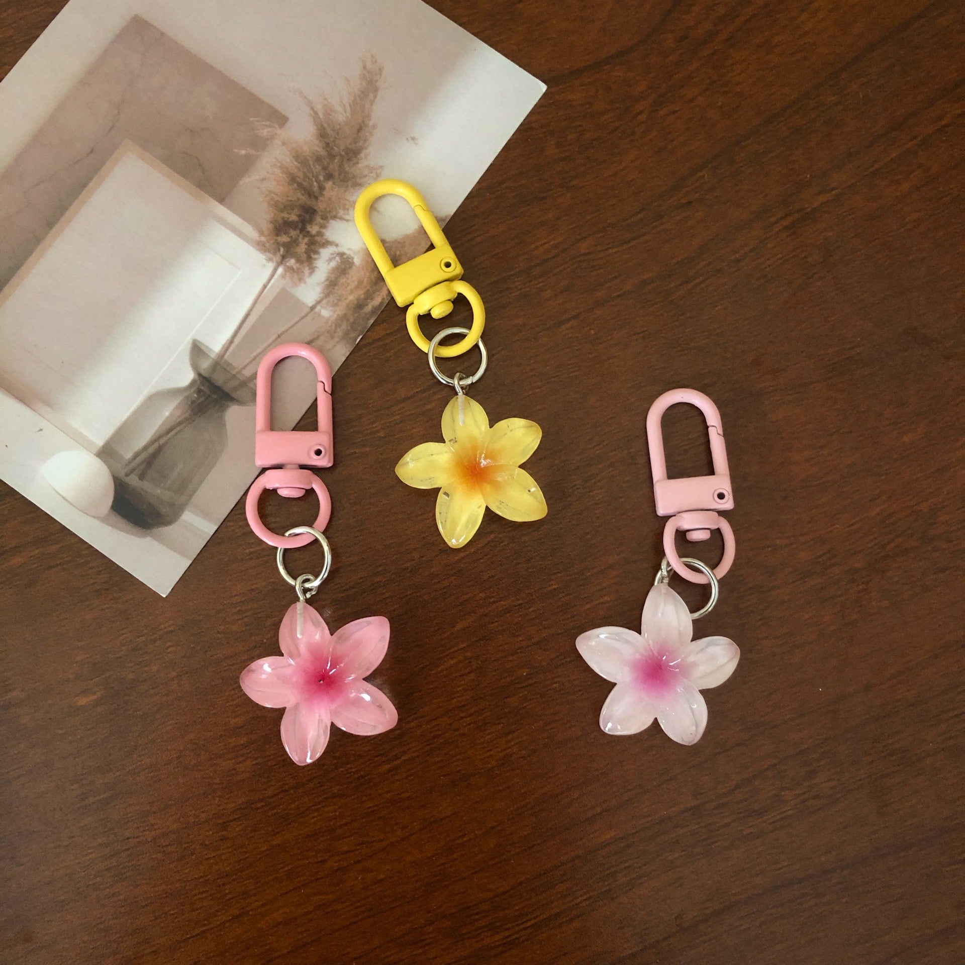 Wholesale Colorful transparent small flower keychain