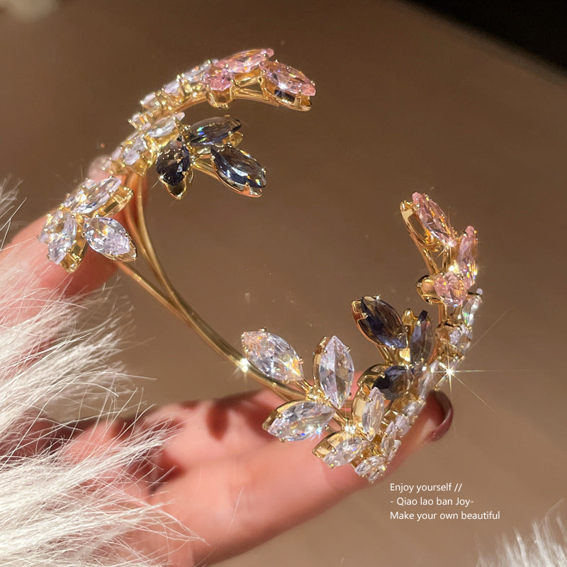 Wholesale Sparkling crystal leaf studded diamond opening bracelet