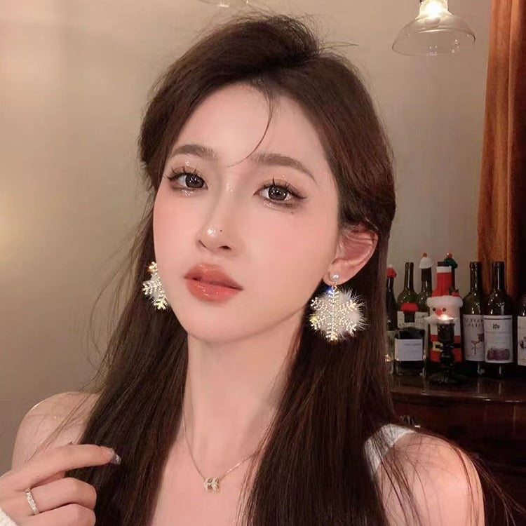Wholesale Christmas non-pierced pearl exaggerated snowflake ear clips