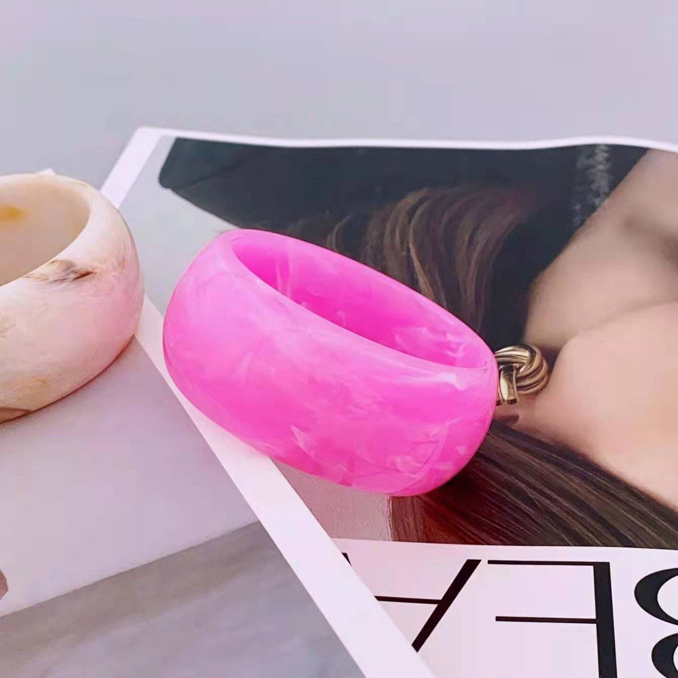 Wholesale Wide Circular Colorful Jelly Colored Dynamic Acrylic Resin Eco-friendly Bracelet