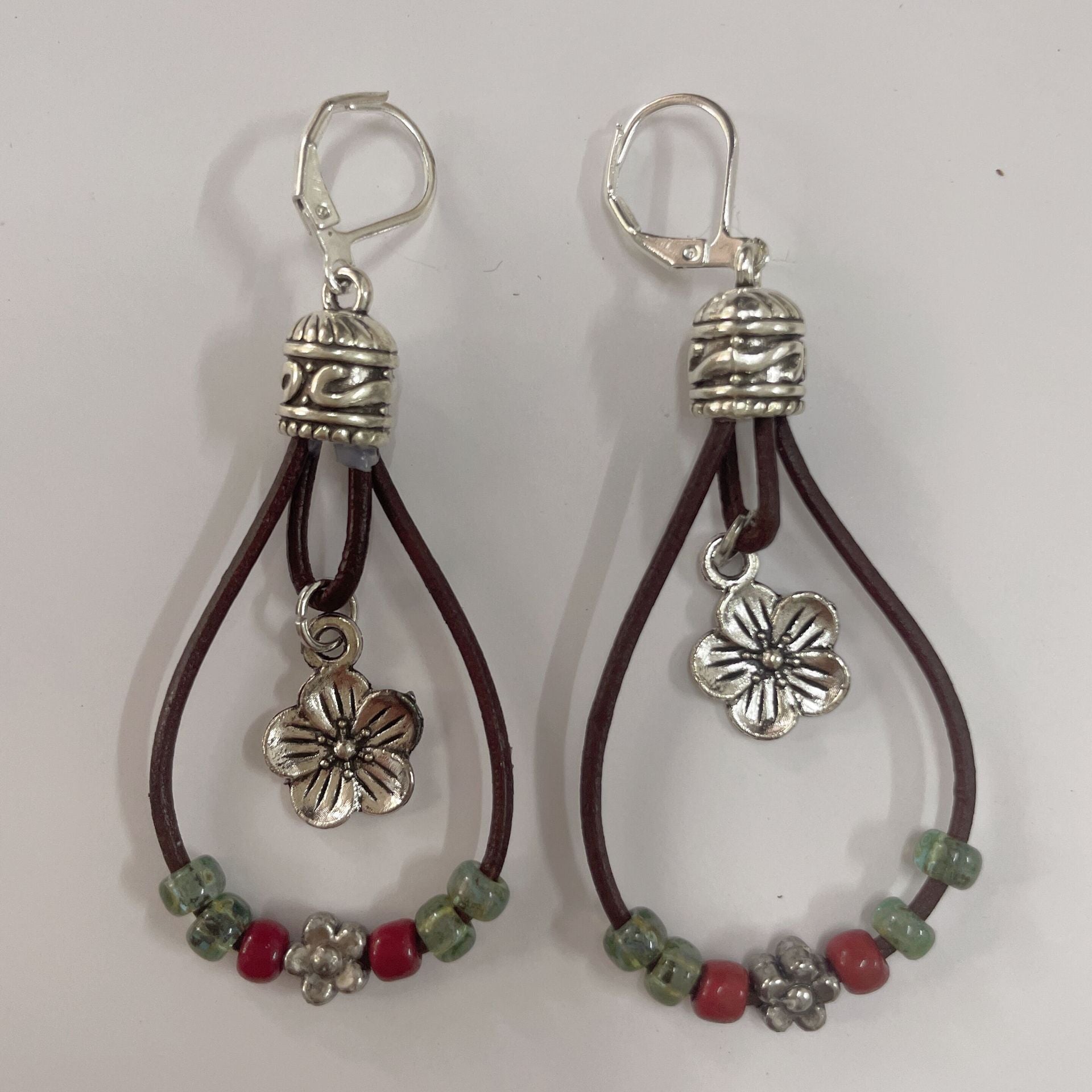 Pendientes de aleación de flores de cordón de cuero al por mayor