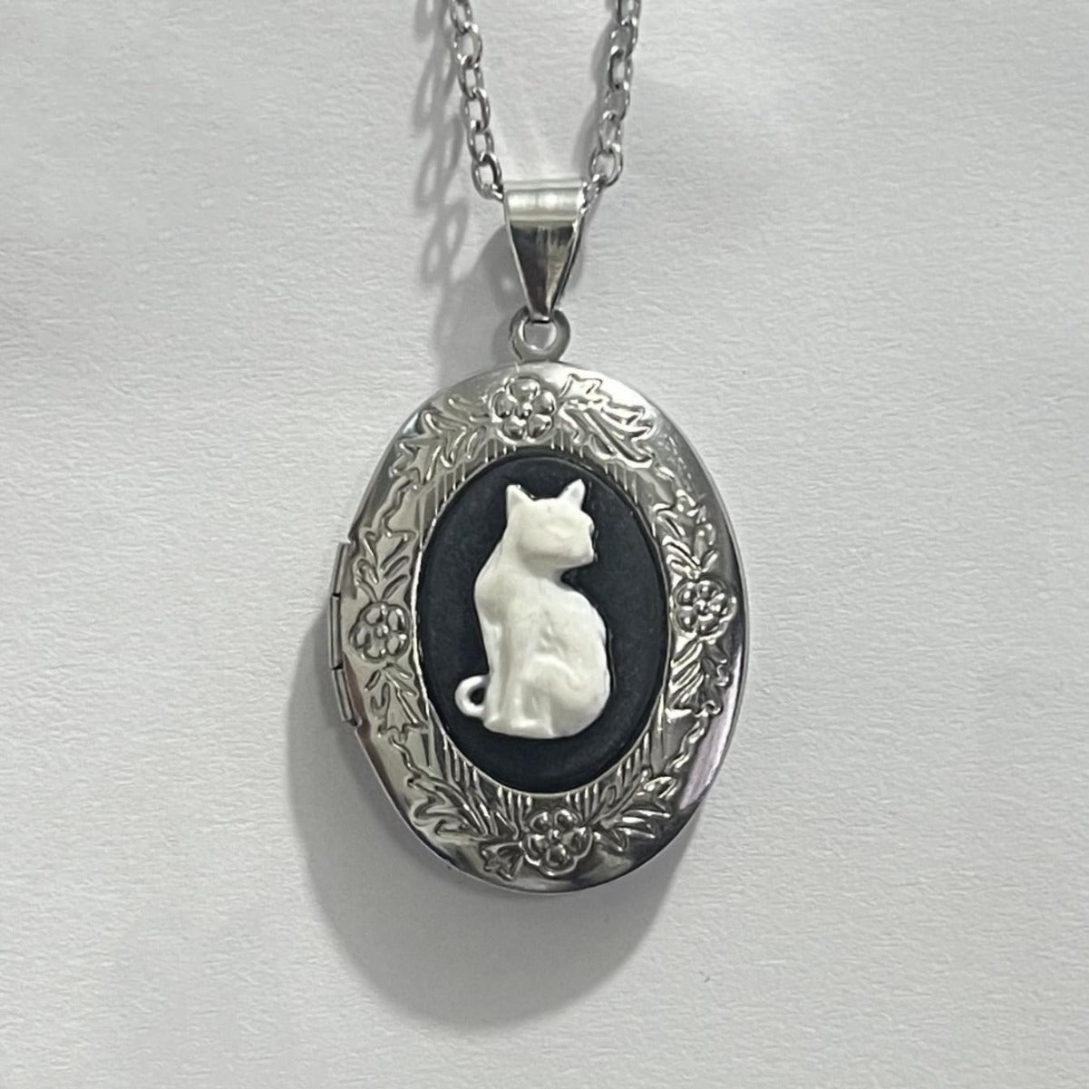 Wholesale  Gothic Elegant Simple Cat Pattern Pendant Necklace Oval Women's Jewelry Gift
