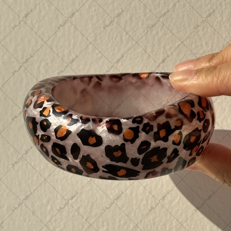 Wholesale  resin oval wide version geometric arc resin halo leopard bracelet