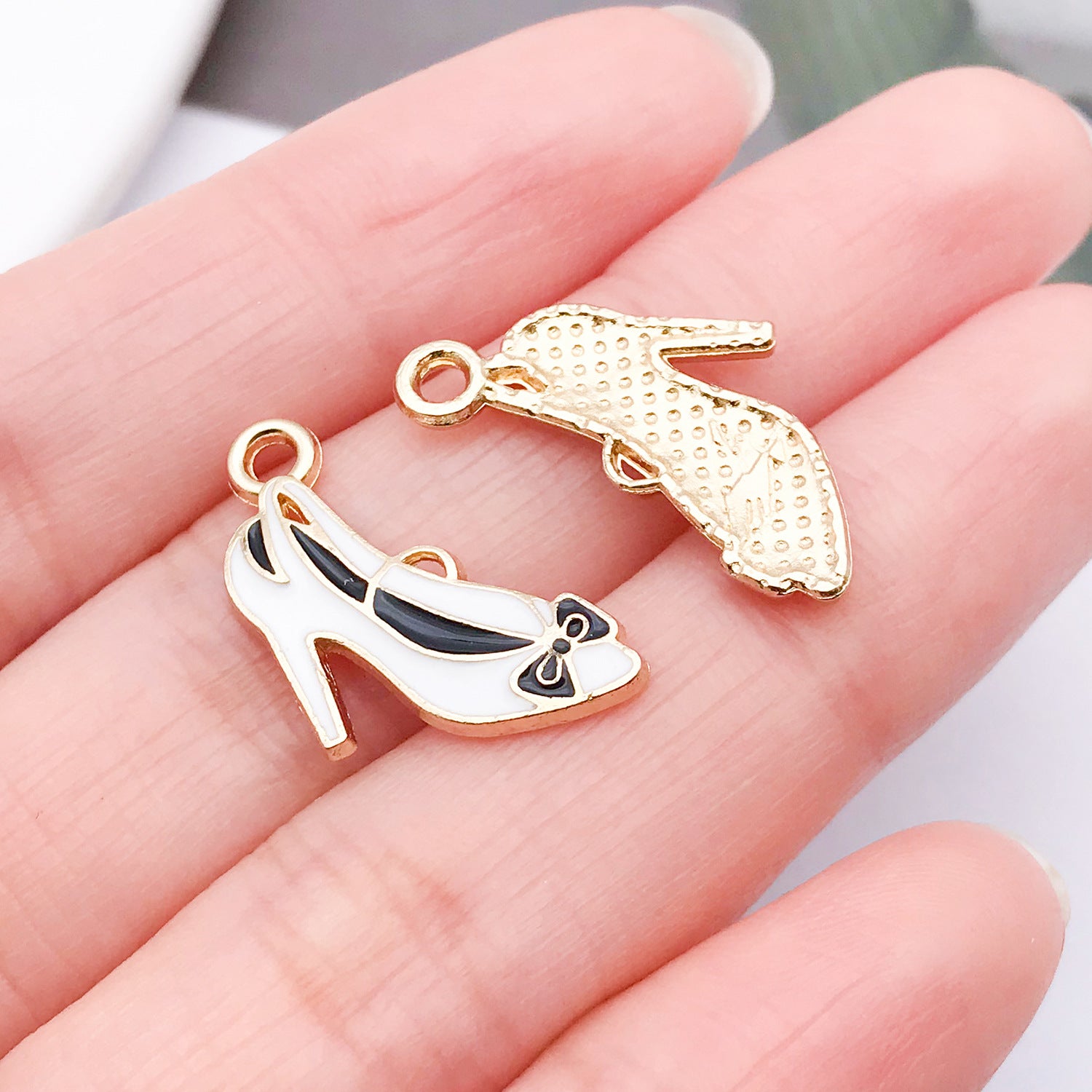 Wholesale Chic Lipstick High Heel Zinc Alloy Pendants Electroplated Oil Drip Charms For DIY Jewelry Fashion Accessory Gift Resale