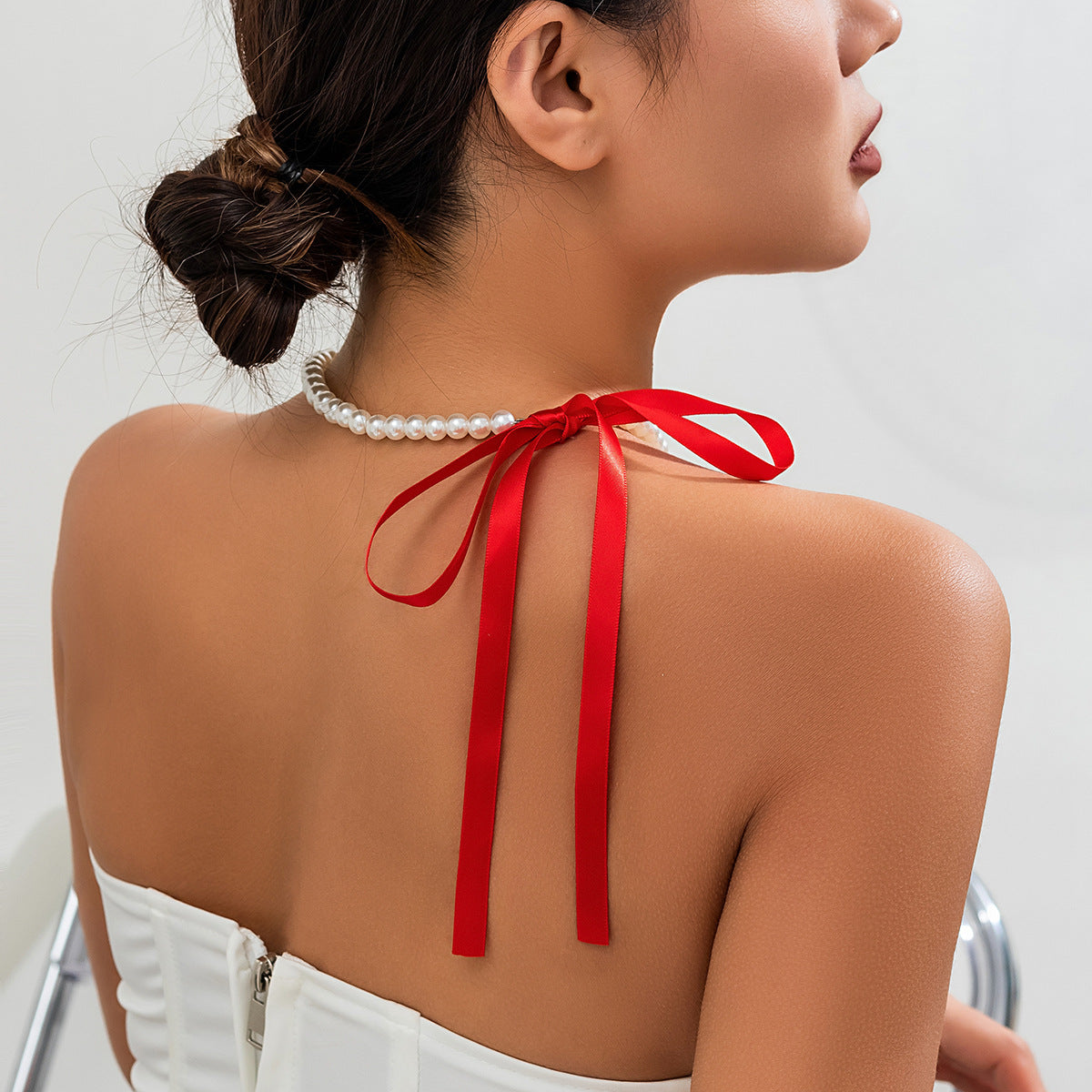 Wholesale Retro Long Bows Celar Clasm Chain Cervical Chain Land Vented Pearl Necklace