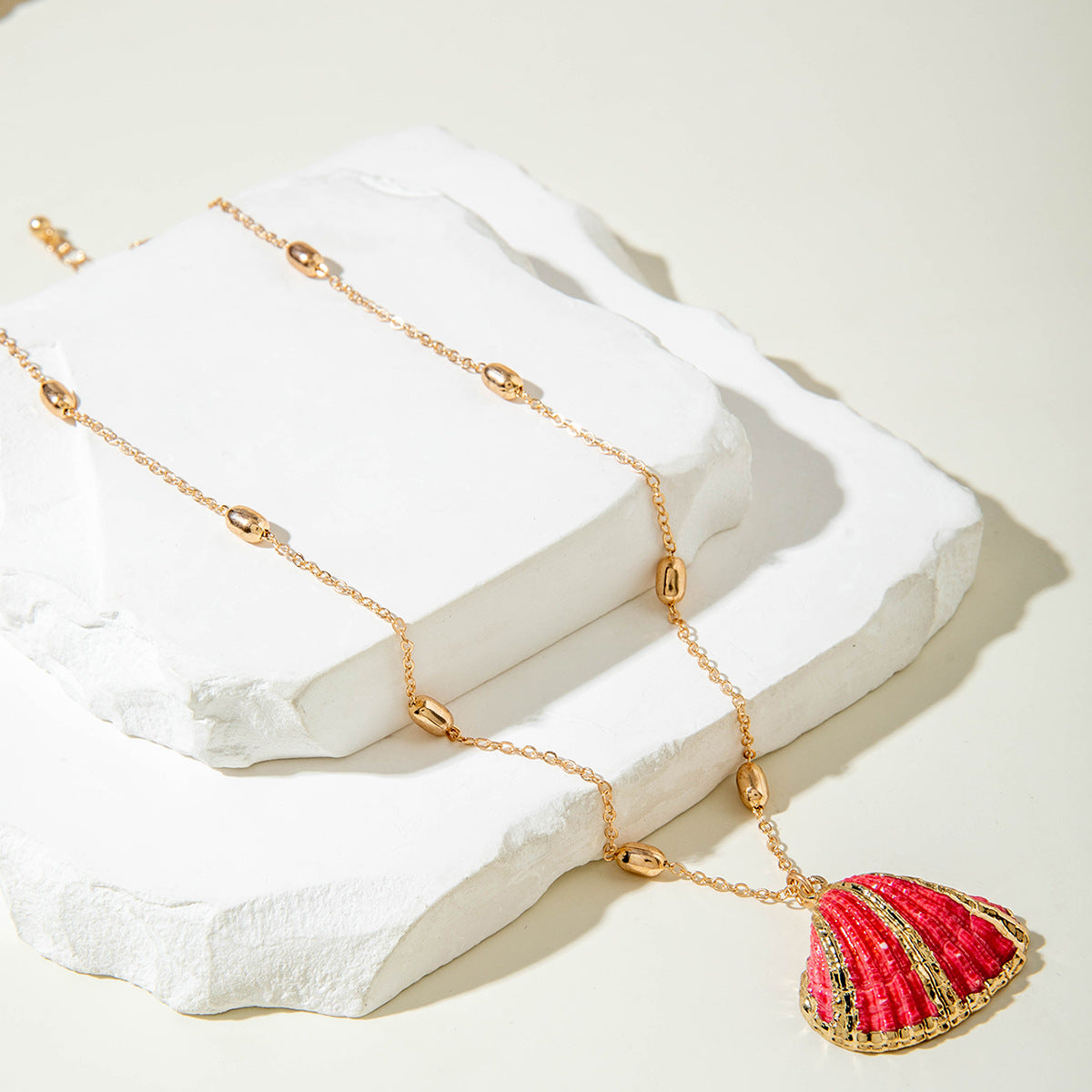 Wholesale Bohemian style gold-rimmed summer ocean conch shell necklace