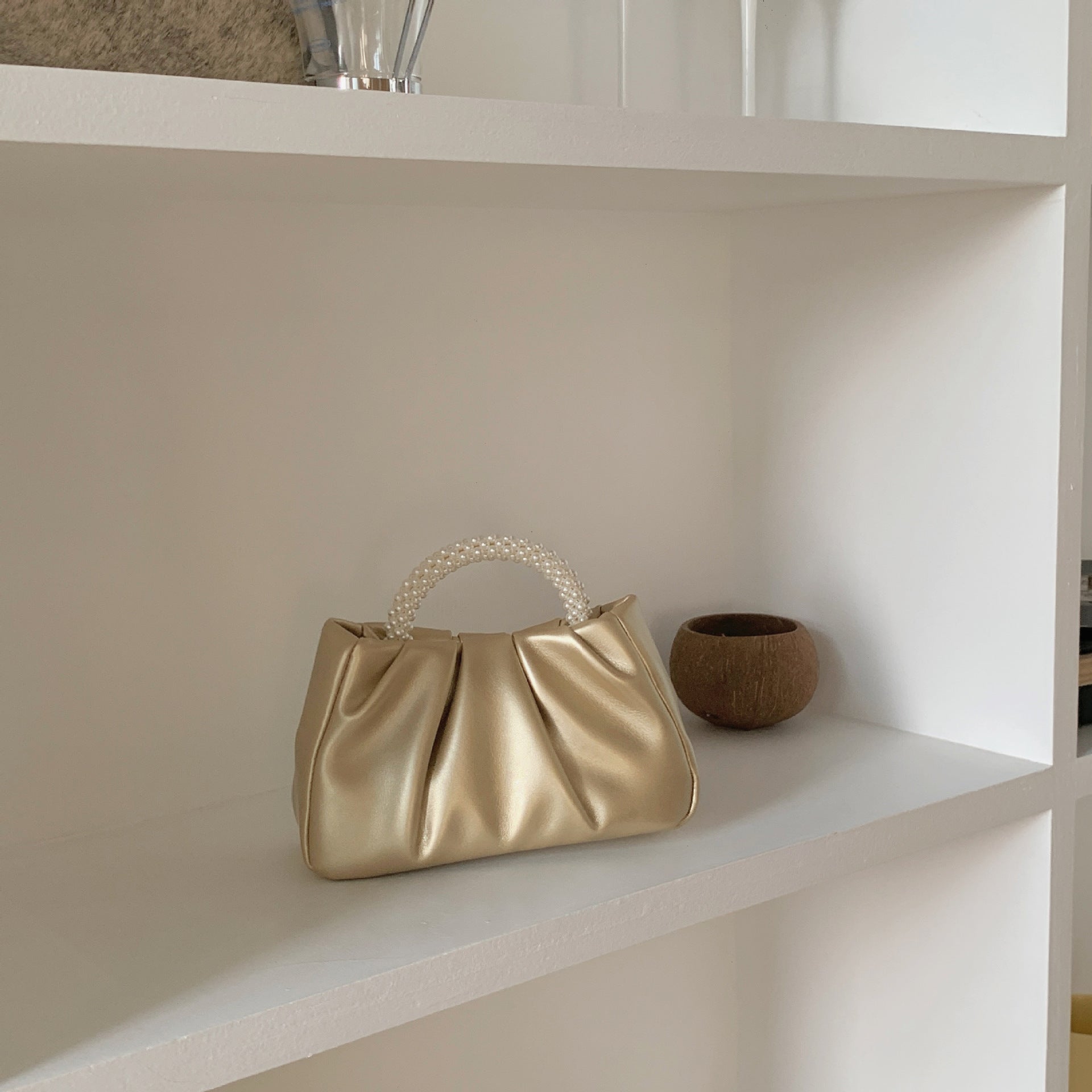 Wholesale Fashion Pleated Pearl Handbag Cloud Bag