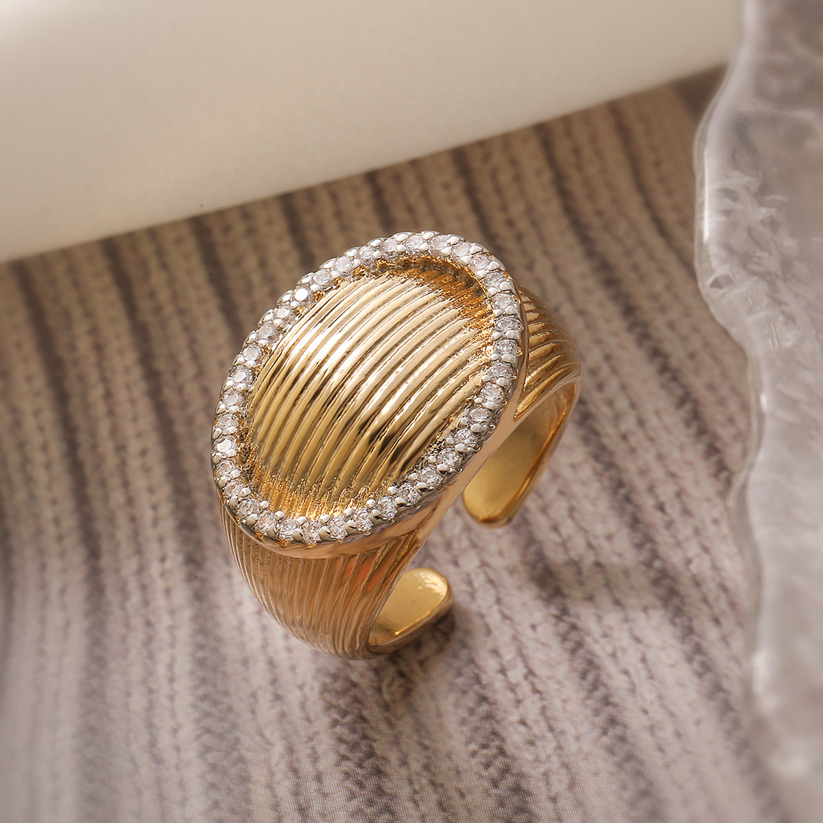 Wholesale simple and light luxury two-color electroplated zircon geometric open copper ring