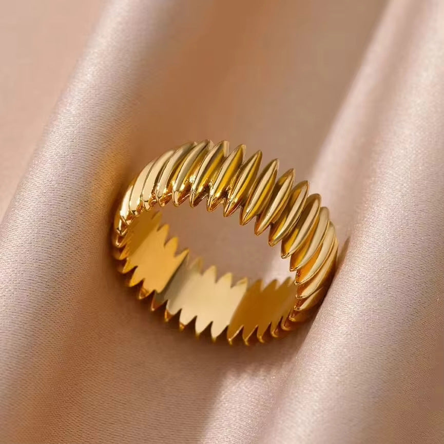 Wholesale Gold Stainless Steel Fashionable Lip-Shaped Flower Ring