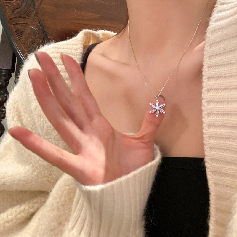 Wholesale rotatable snowflake necklace Women's Light luxury high-grade niche pendant clavicle chain accessories women's Valentine's Day gift