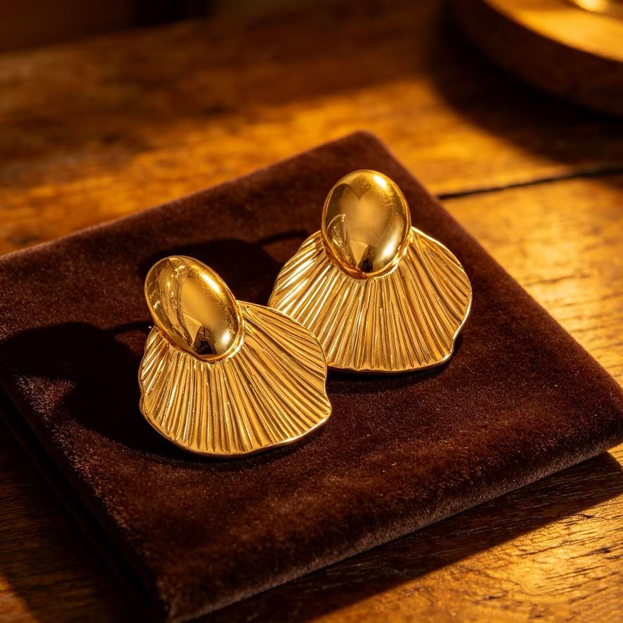 Wholesale Vintage Gold Tone Fan Earrings For Women Trendy Brushed Finish Jewelry Accessory