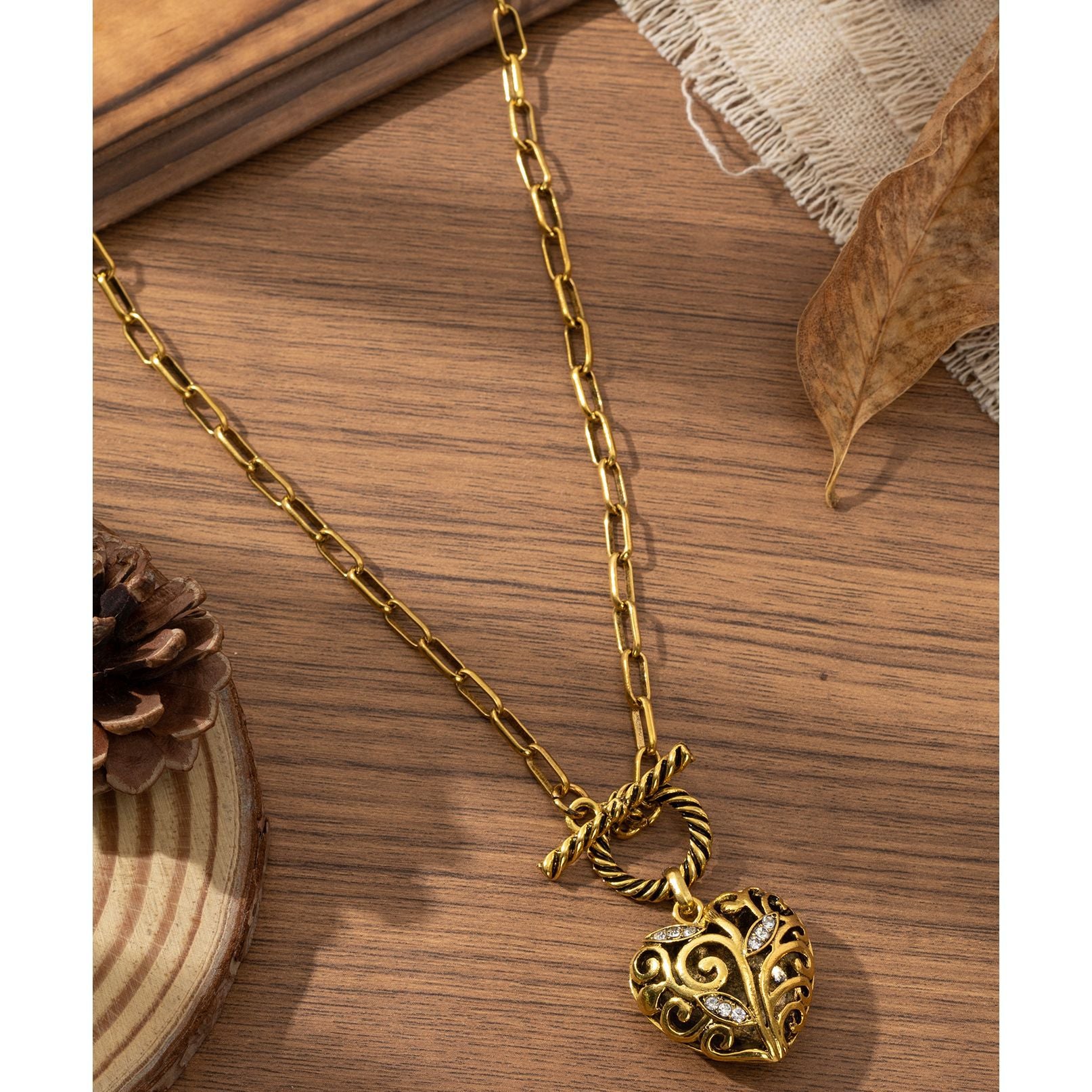 Wholesale Vintage Gold Tang Grass Pattern Heart Hollow Pendant Necklace