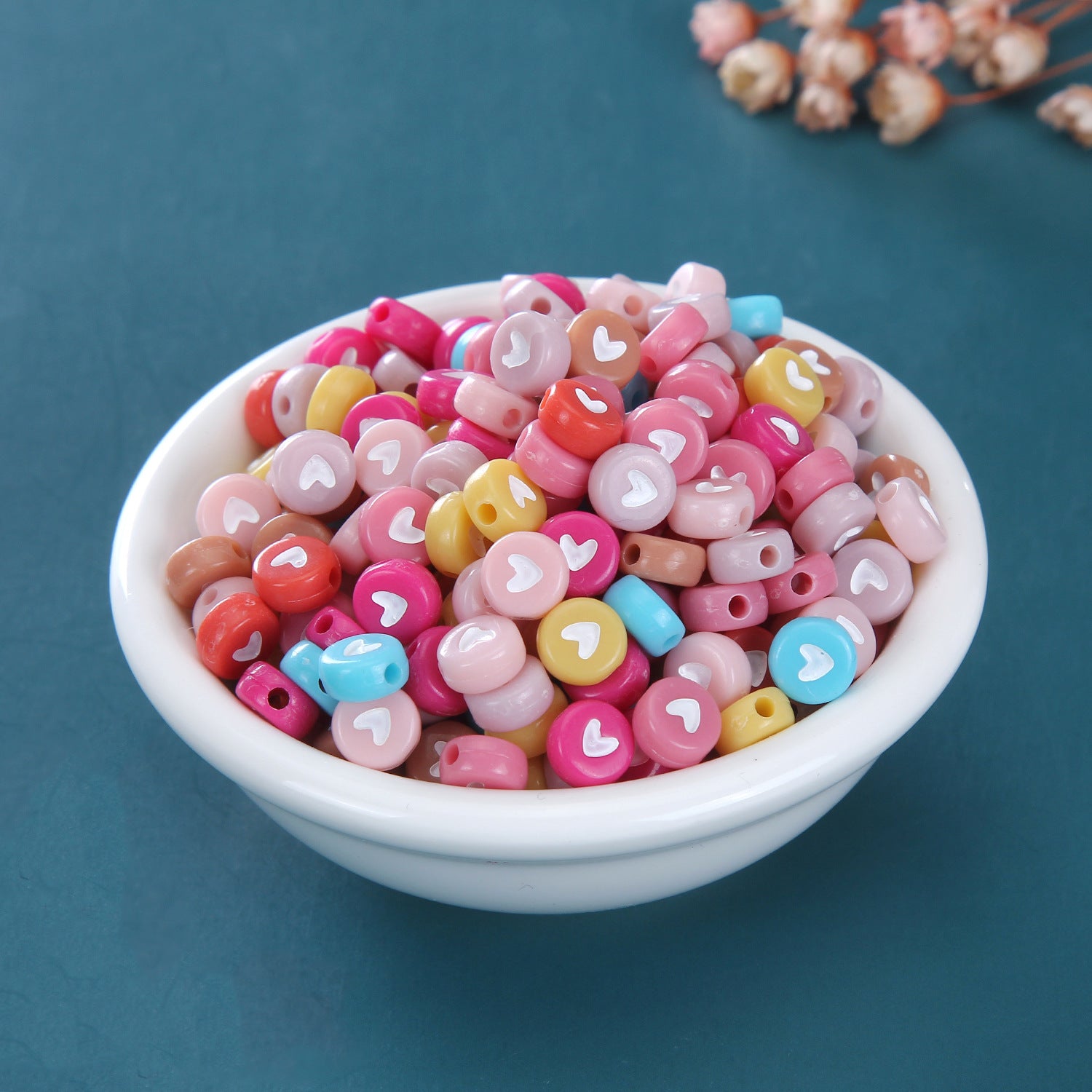 Alfabeto de corazón de chocolate acrílico de 100 piezas al por mayor 4*7 mm coloridos cuentas redondas planas