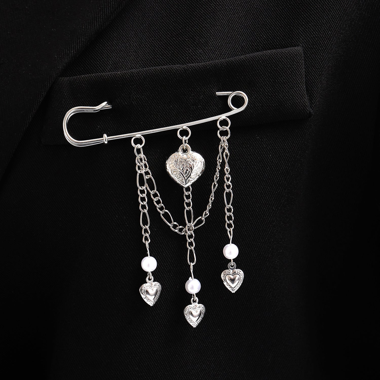 Wholesale Electroplated Alloy Heart Brooch Pin With Chain Tassel Unisex Punk Style Suit Coat Accessory