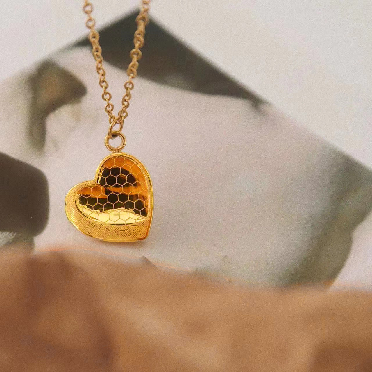 Honeycomb en el porcero Amor de la escala de pescado Collares de acero de titanio a escala de durazno