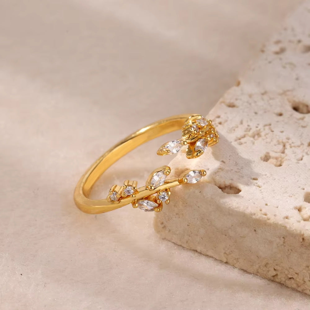 Wholesale Gold Stainless Steel Fashionable Lip-Shaped Flower Ring