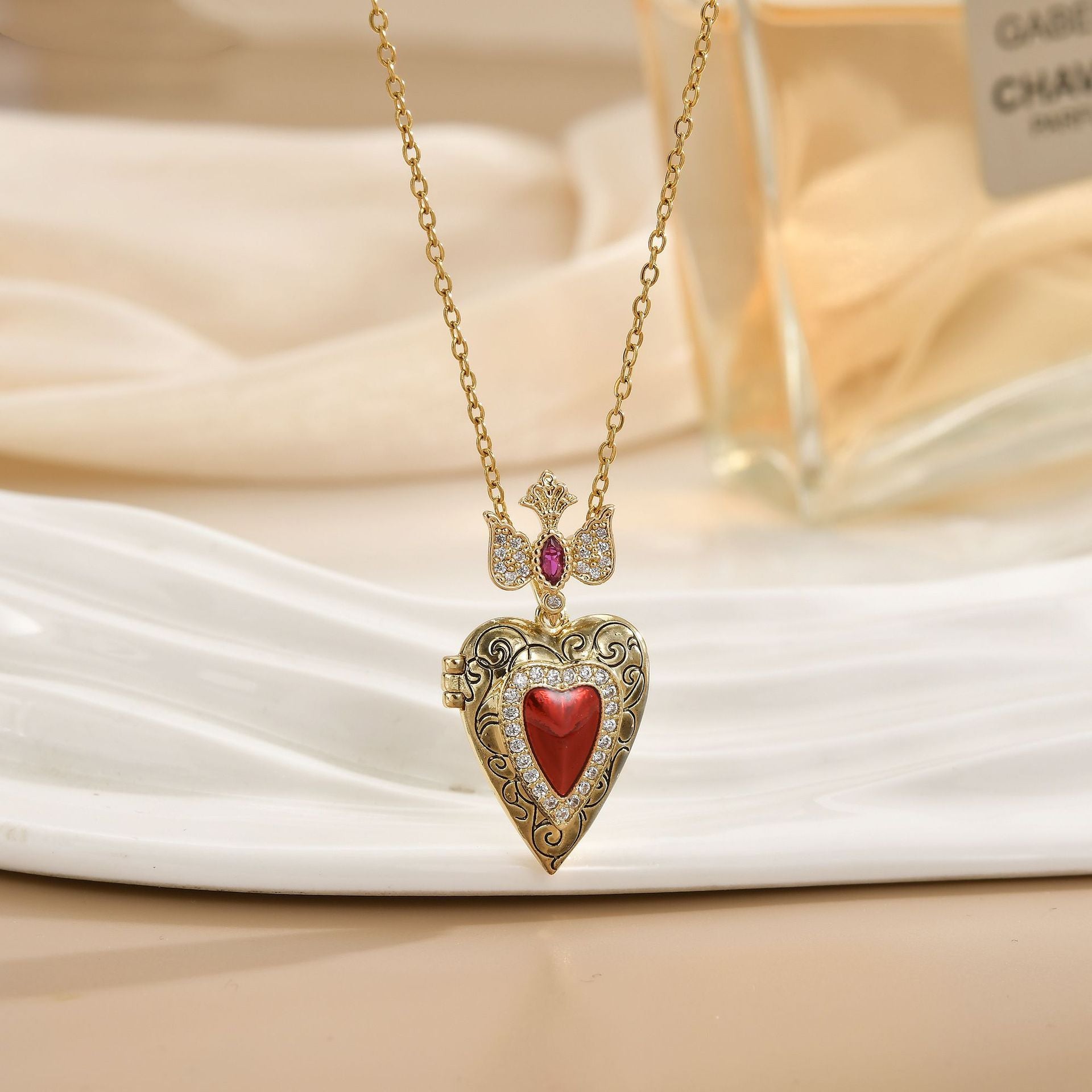 Wholesale Valentine' s Day heart-shaped hinged box pendant necklace