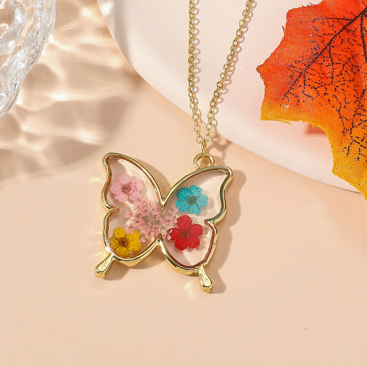 Wholesale Eternal Flower Resin Epoxy Butterfly Gypsophila Flower Pendant Necklace