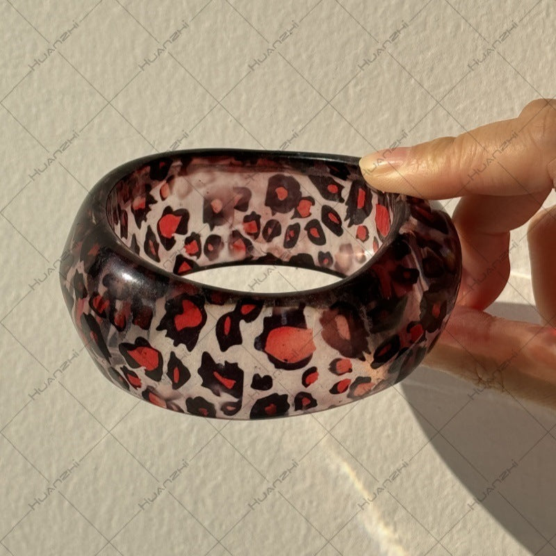 Wholesale  resin oval wide version geometric arc resin halo leopard bracelet