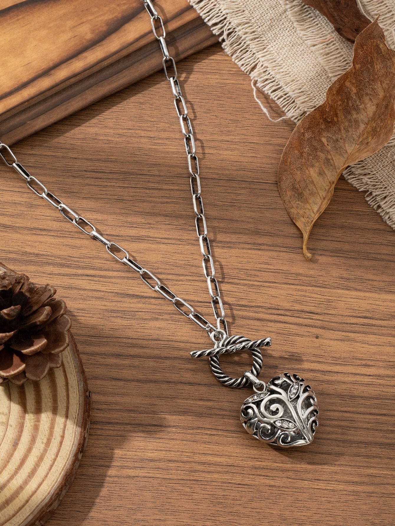 Wholesale Vintage Gold Tang Grass Pattern Heart Hollow Pendant Necklace