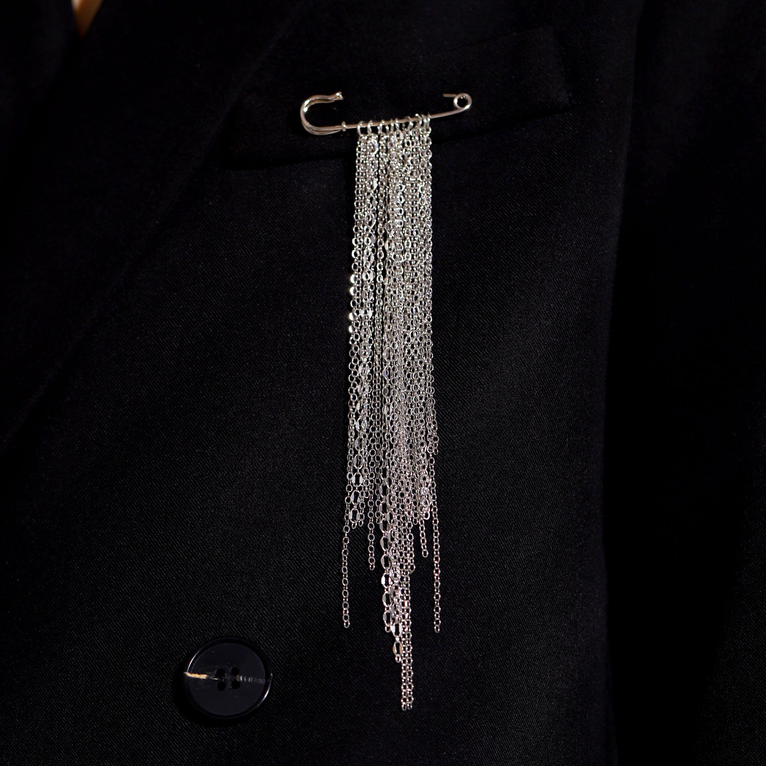 Wholesale Electroplated Alloy Heart Brooch Pin With Chain Tassel Unisex Punk Style Suit Coat Accessory