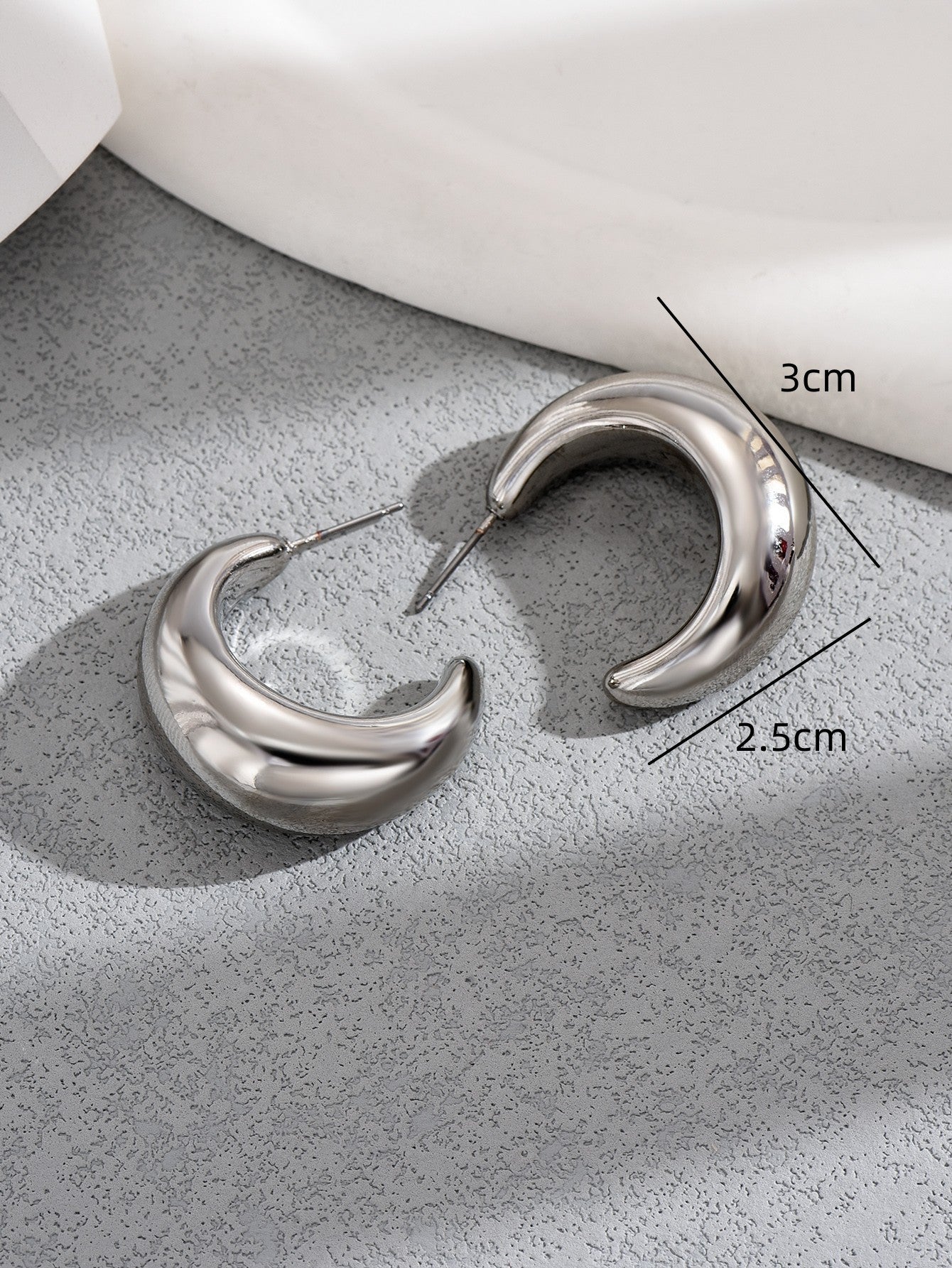 Wholesale C- shaped circle metal earrings