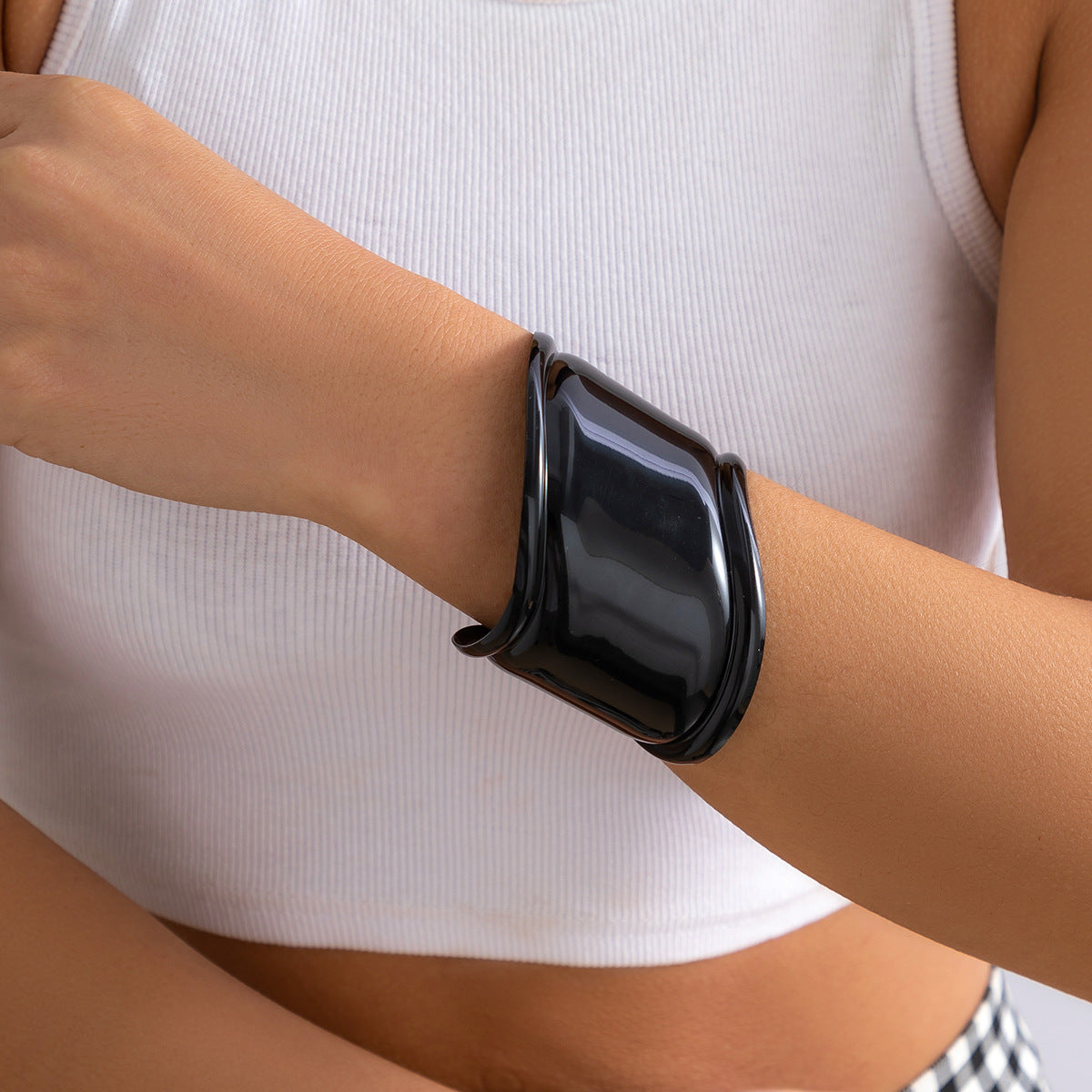 Wholesale Simple design sense open smooth hollow leaf bracelet