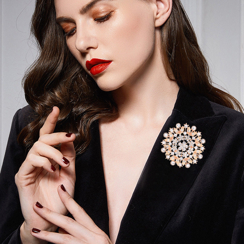 Wholesale Trendy Gold Electroplated Alloy Rhinestone Flower Brooch For Women DIY Clothing Pin
