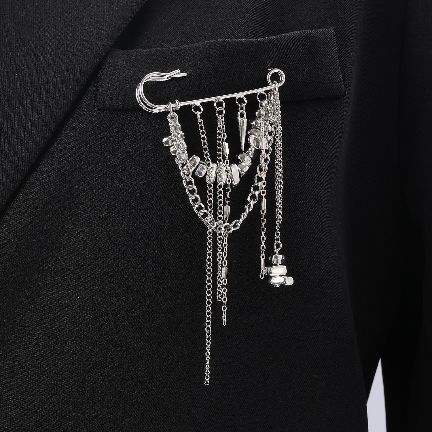 Wholesale Electroplated Alloy Heart Brooch Pin With Chain Tassel Unisex Punk Style Suit Coat Accessory