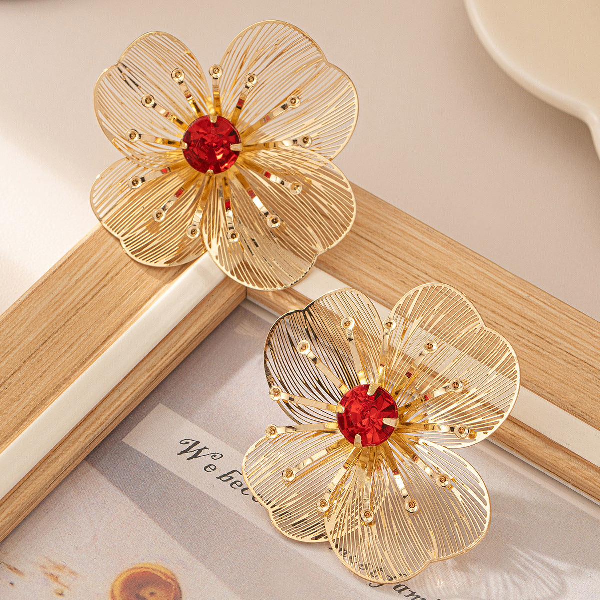 Wholesale 1 Pair French Retro High-end Retro Flower Earrings Daily Commute Valentine's Day Gift