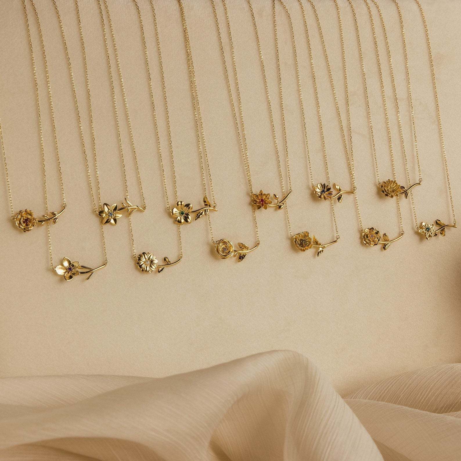 Wholesale 3D December Birth Flower Pendant Necklace Gold Plated Copper Decorative Jewelry Accessory