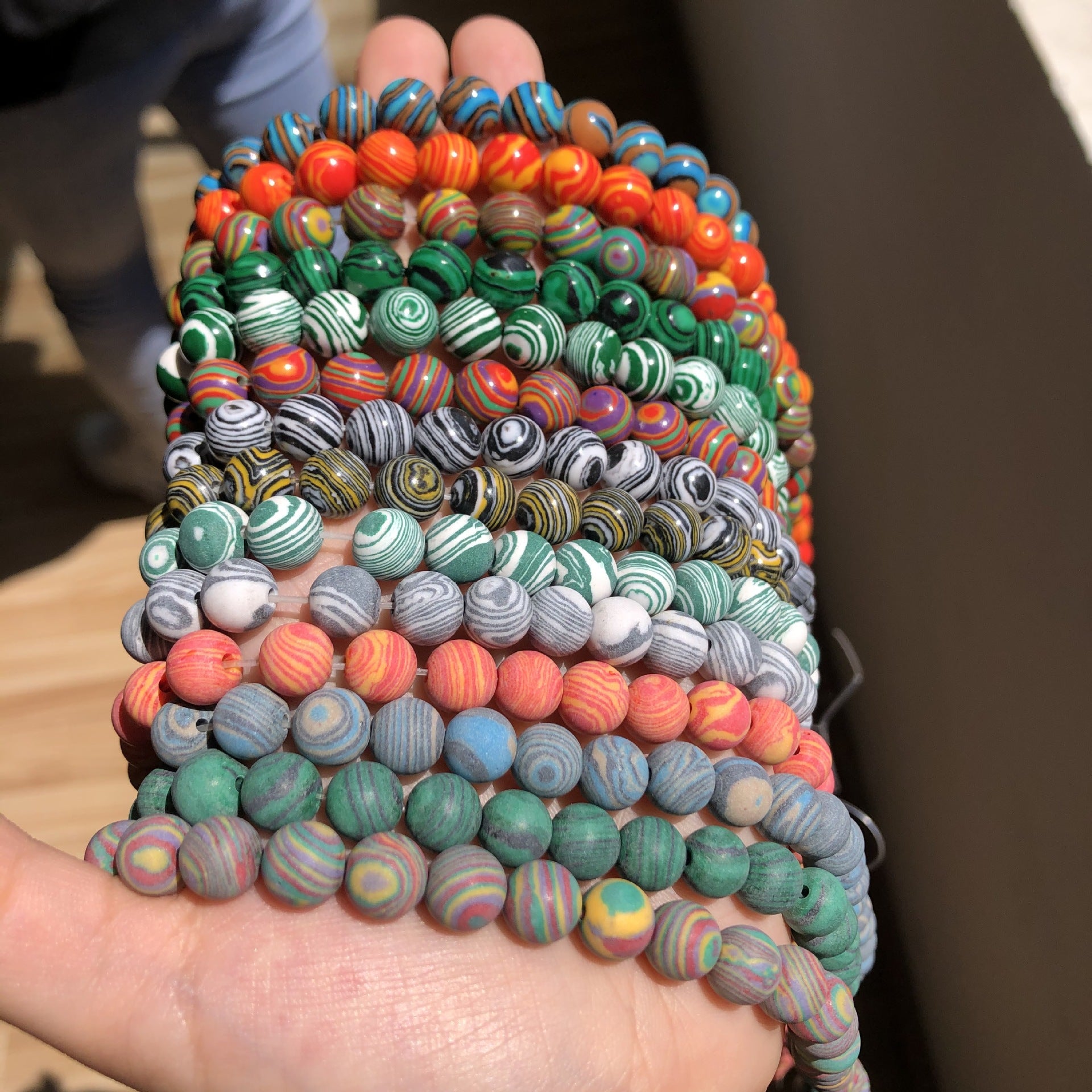 28 piezas al por mayor 28pcs Gloja de malaquita esmaltada Beads Peads Semi terminado Turquoise Beads redondos