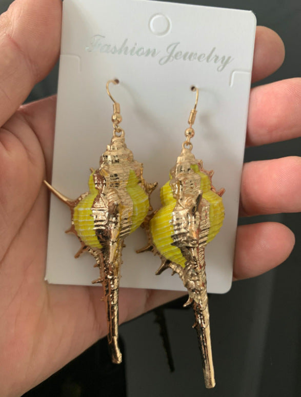 Pendientes de caracol de alma con incrustación de phnom de alma concha