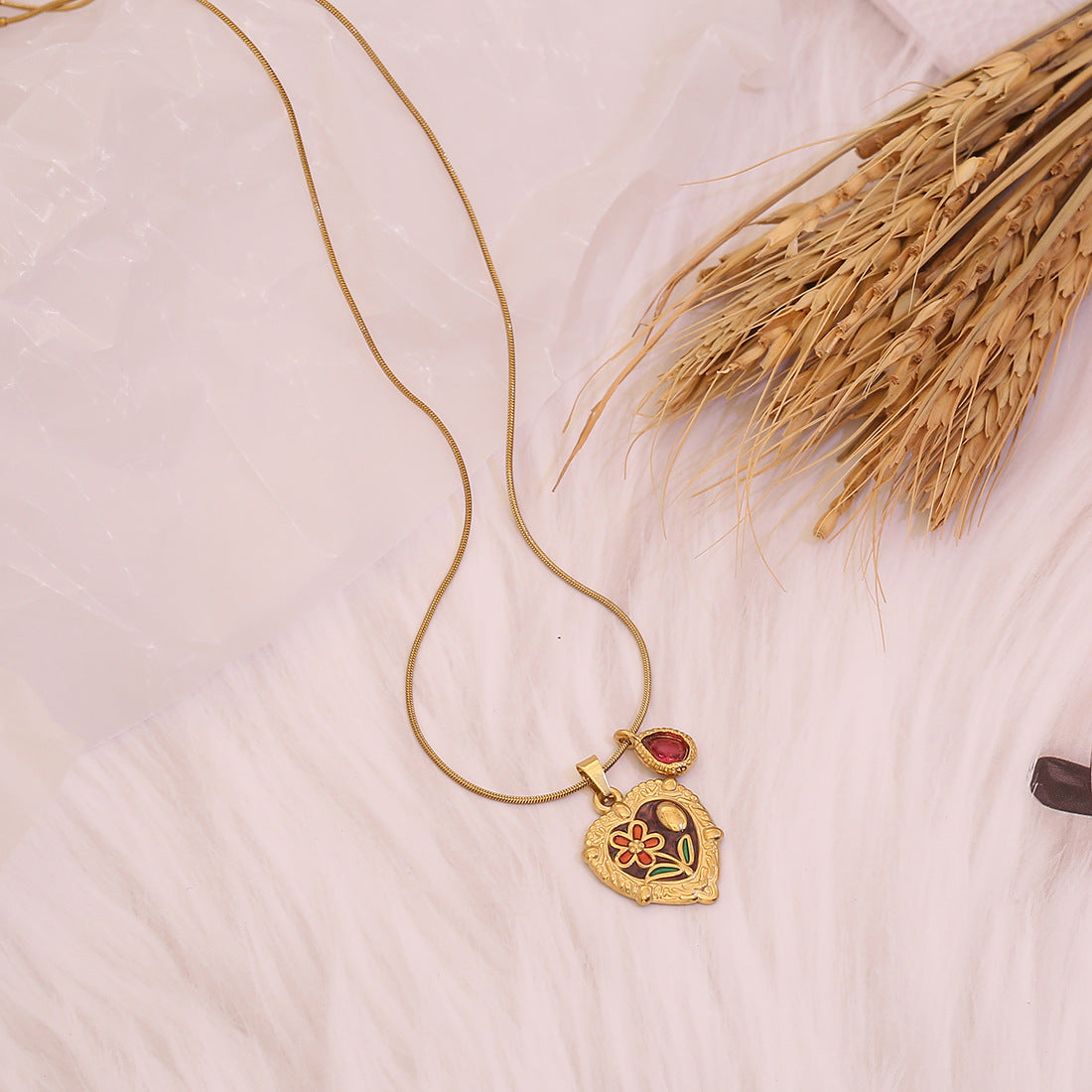 Wholesale   Rose Heart-Shaped Pendant Necklace Retro Accessible Luxury Necklace