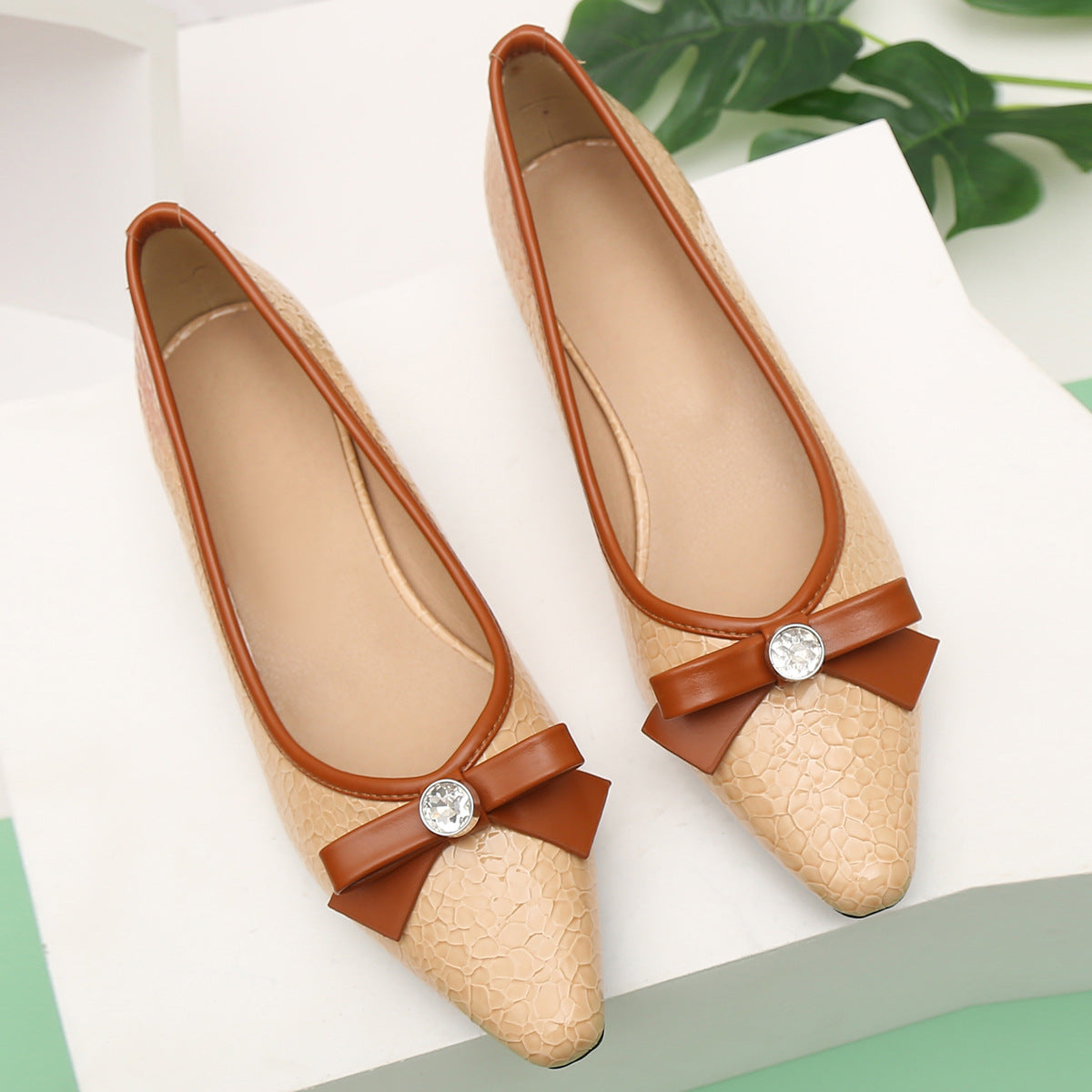 Al por mayor de 2023 nuevos zapatos puntiagudos de tacón medio