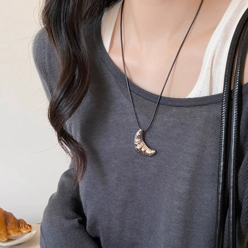 Wholesale Red hollow flower heart-shaped necklace