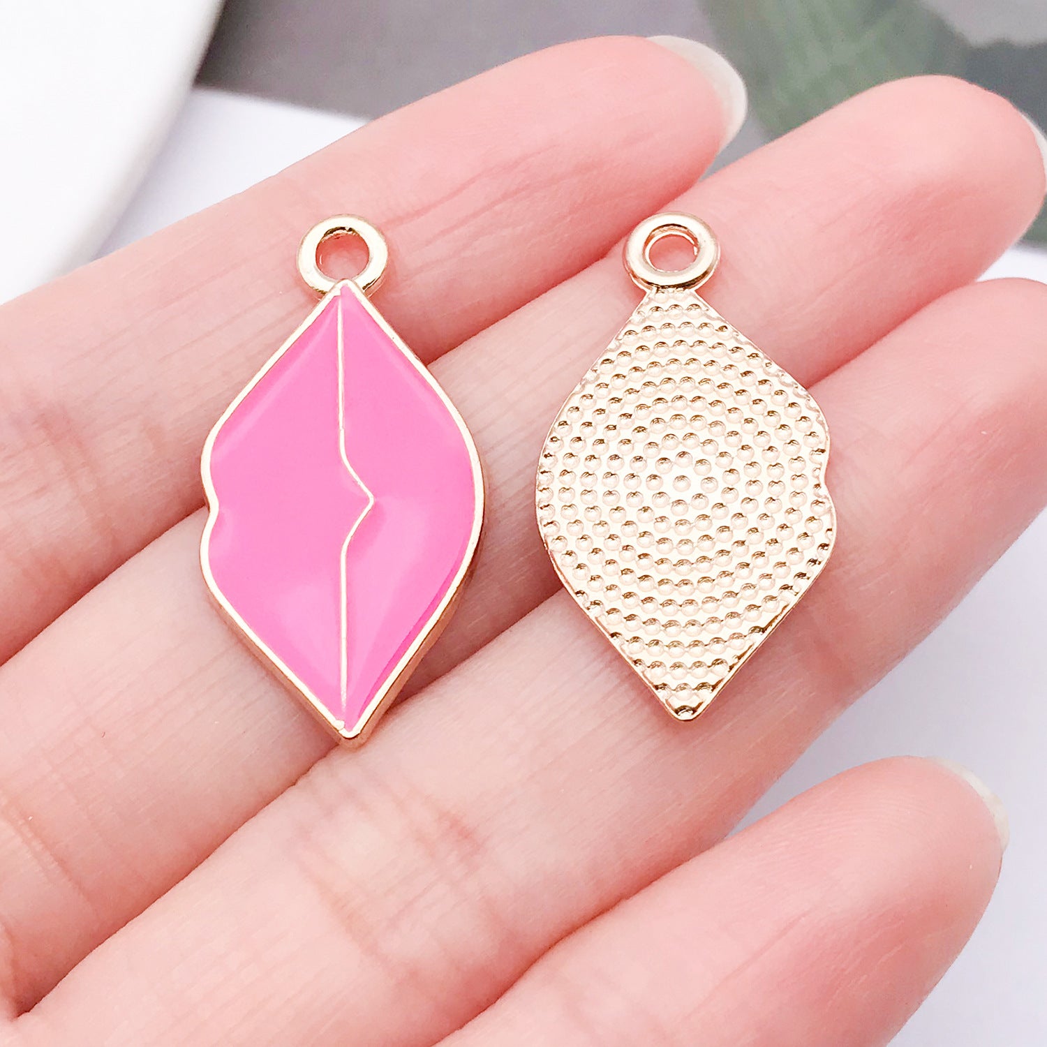 Wholesale Chic Lipstick High Heel Zinc Alloy Pendants Electroplated Oil Drip Charms For DIY Jewelry Fashion Accessory Gift Resale