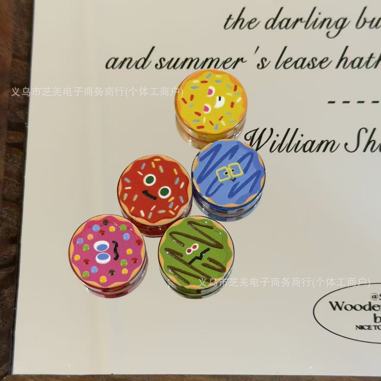 Wholesale 10pcs embossed expression donut acrylic beads OLY Exclusive