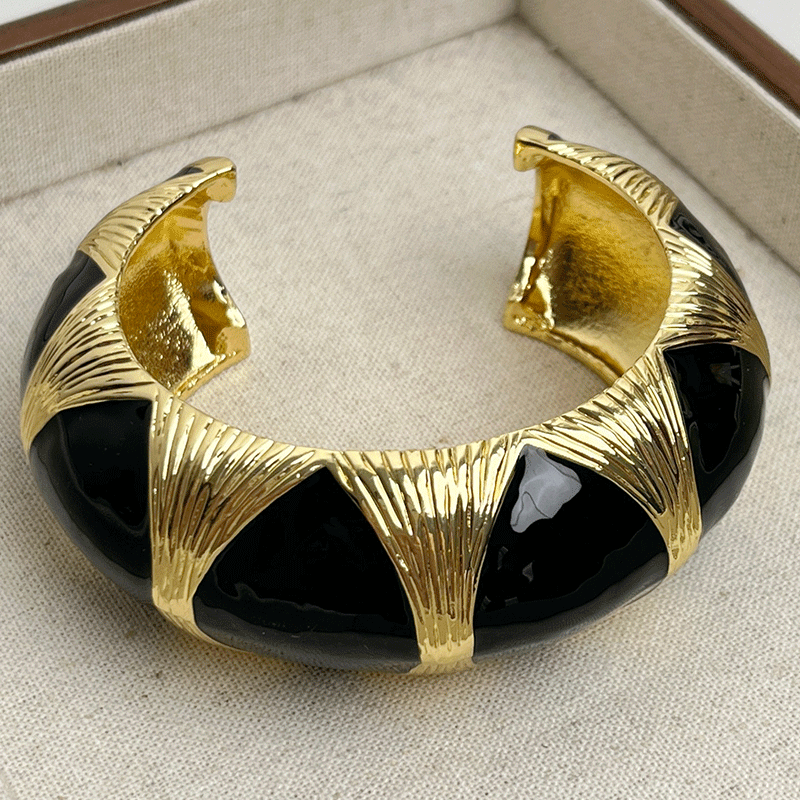 Wholesale  Retro Black Gold Enamel Stacked Wearing Wide Refined Open Bracelet