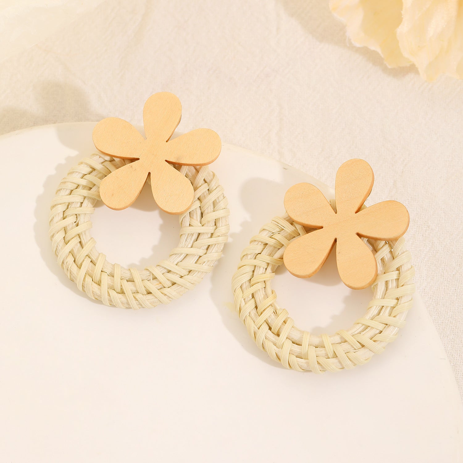 Wholesale Trendy Summer Vacation Hand Knit Raffia Flower Earrings For Women Golden Yellow Fashion Accessory Resale Gift