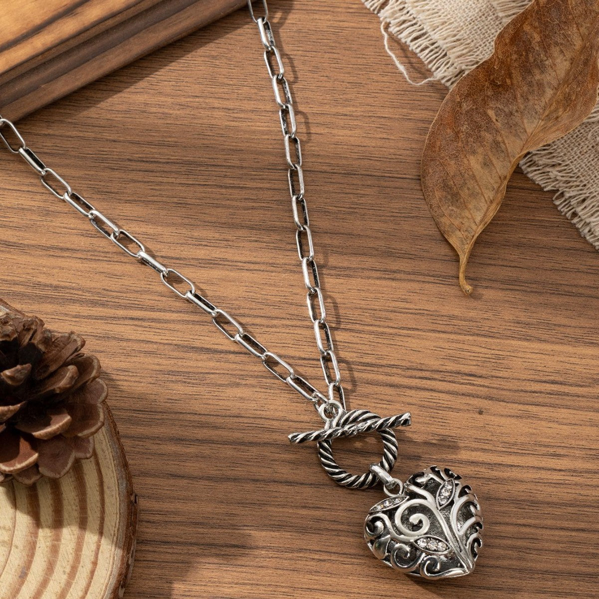 Wholesale Vintage Gold Tang Grass Pattern Heart Hollow Pendant Necklace