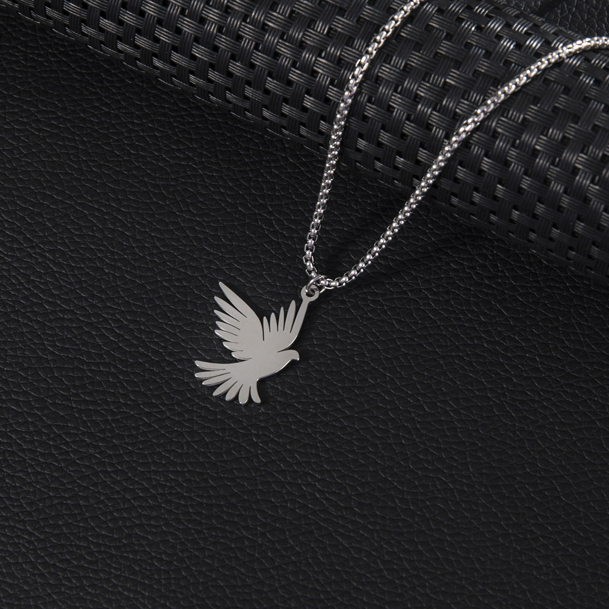 Wholesale  supply stainless steel hip-hop necklace men and women all-match eagle bird pendant clavicle chain