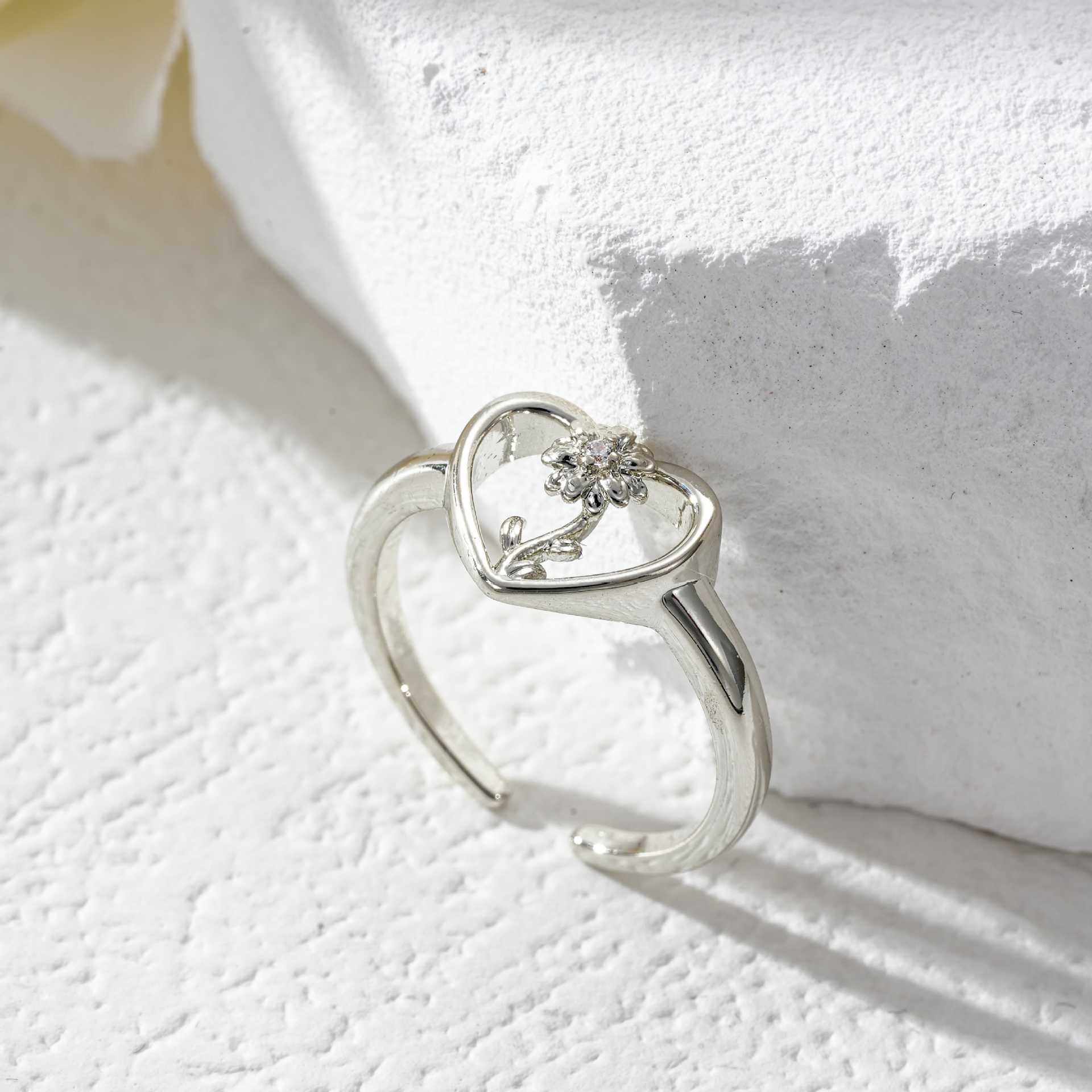 Wholesale Zircon Heart Flower Hand Jewelry Open 12-Month Flower Ring