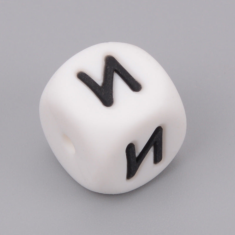 Letras rusas de silicona de 50 piezas al por mayor cuentas dispersas